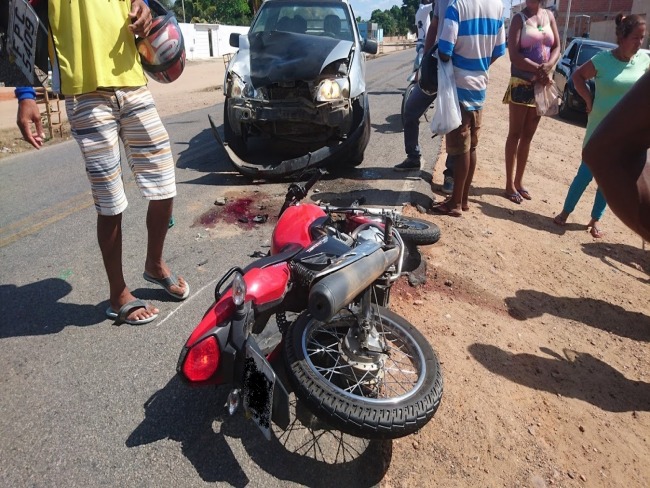 Acidente grave entre carro e moto  registrado na BA417 em Serrolndia