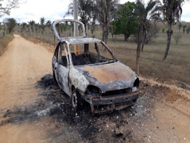 Carro incendiado no municpio de Mundo Novo