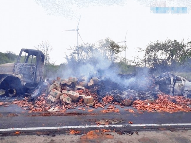 Guanambi: Carro bate em traseira de caminho ambos pegam fogo e motorista fica muito ferido.