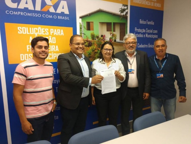 Prefeita Lydia Pinheiro assina financiamento de 5 milhes para calamento no Bairro Planaltino com previso de incio para o ms de janeiro de 2019