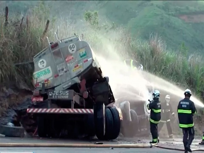 Motorista que transportava gasolina morre aps se chocar com barranco na Serra do Maral 