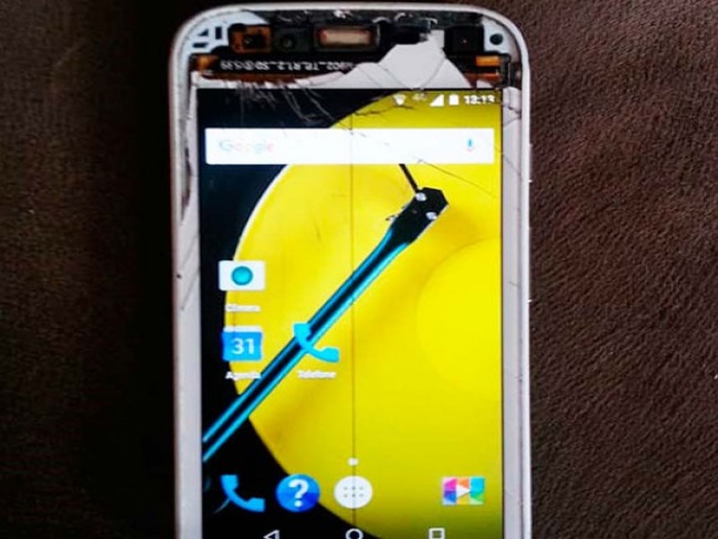 Salvador: Vtima de assalto leva coronhada aps ladro ver tela de celular quebrada: No tem outro?