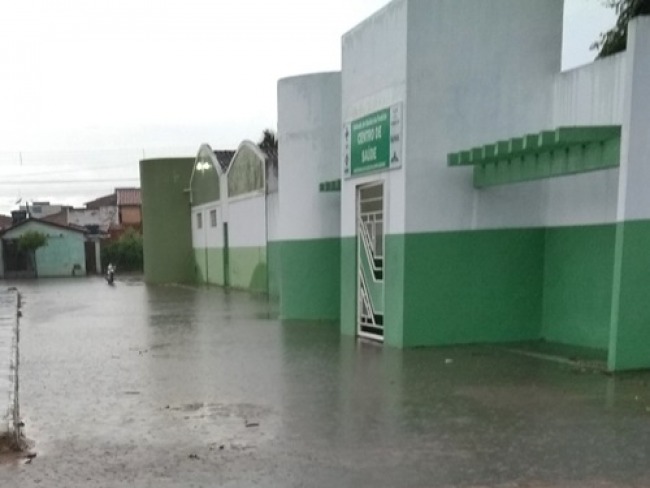 Capim Grosso: Chuva forte alaga Ruas e Avenidas