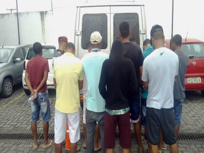 Bandidos assaltam van que levava trabalhadores de Serrinha para Salvador