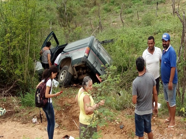 Serrolndia: Motorista perde controle do veculo e cai em ribanceira 