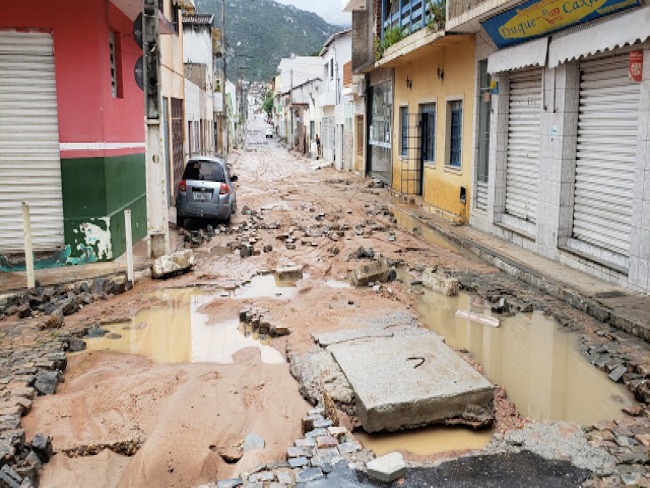 Chuva forte causa danos nas ruas de Jacobina; Prefeito Luciano Pinheiro fala sobre aes para recuperar os pontos afetados, vej avdeo 