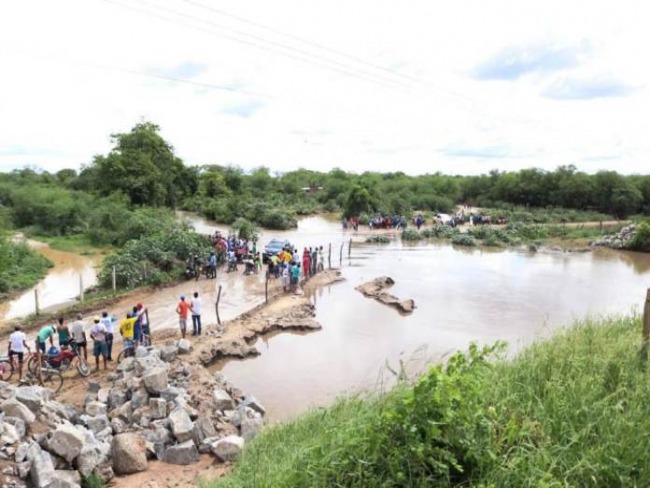 Chuvas provocam interdio de principal desvio que d acesso  PE-545, em Bodoc