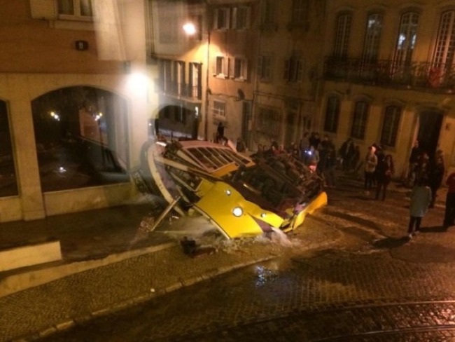 Vinte e oito pessoas ficam feridas em acidente com bondinho em Lisboa