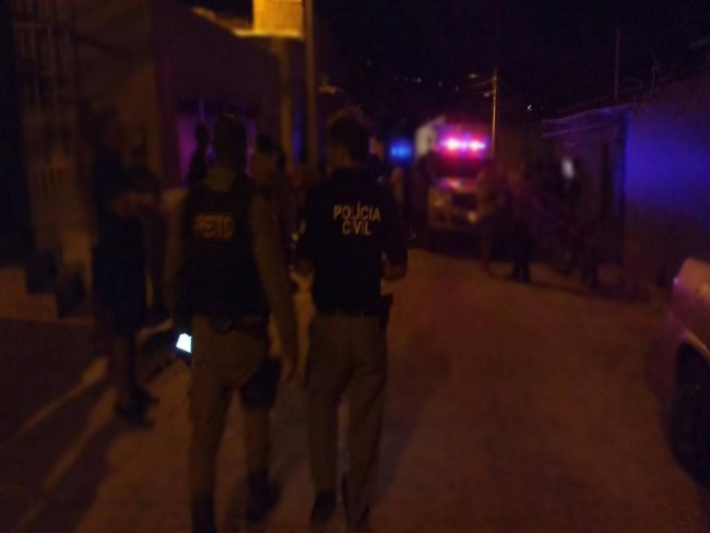 Simes Filho: Homens armados invadem apartamentos e matam dois homens na frente da famlia na Ilha de So Joo