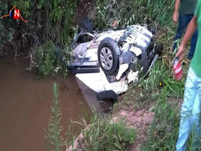 Itamaraju: Professora sofre grave acidente aps carro descer ribanceira e cair em rio no sul da Bahia.