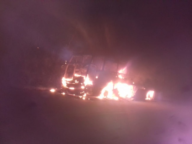 nibus que saiu de Barra-BA para Salvador pega fogo na estrada e deixa passageiros apavorados. 