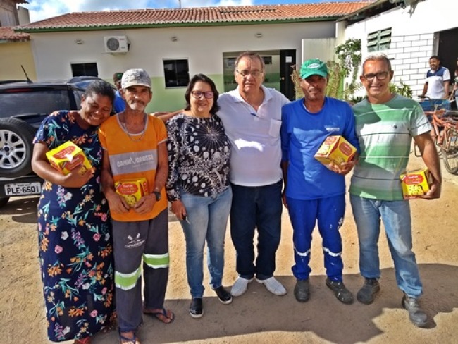 Prefeita de Capim Grosso entrega panetone aos servidores municipais