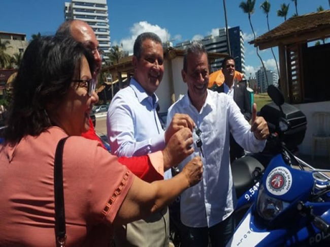 Capim Grosso: Prefeita Lydia recebe duas motocicletas do estado para a Polcia Militar 