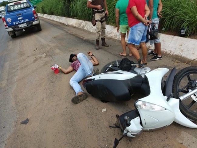 Barreiras: Coliso entre carro e moto deixa motociclista e carona gravemente feridos na BR-242. 