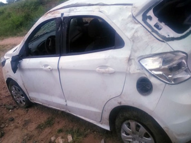 Carro parcialmente destrudo  encontrado s margens da rodovia que liga Santaluz a Queimadas 