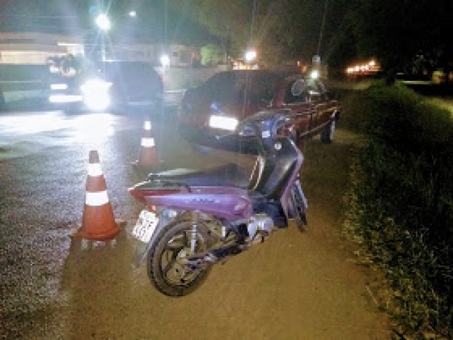 Casal fica ferido em batida entre carro e moto na sinaleira do bairro Nazar em Jacobina 