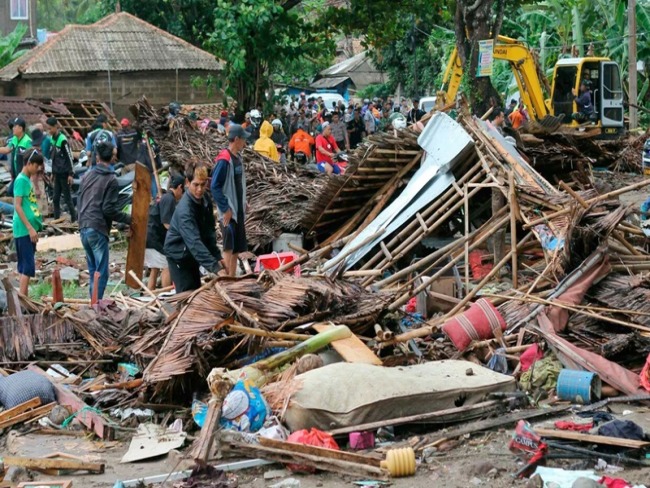 Tsunami deixa mais de 200 mortos e 800 feridos na Indonsia, veja vdeo