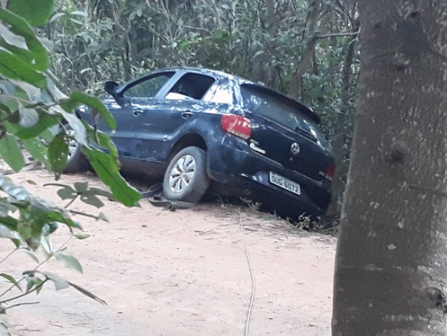 Carro fica seguro por rvores em ribanceira na regio de Itaitu
