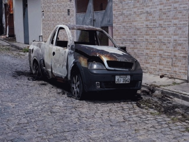 Feira de Santana: Populares ateiam fogo em carro e moto de suspeito de matar jovem no bairro Mangabeira; residncia tambm foi arrombada