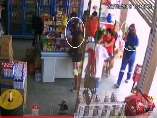 VDEO: Mercadinho  assaltado por bandidos, um deles usava roupa de operrio em Brumado-BA. 