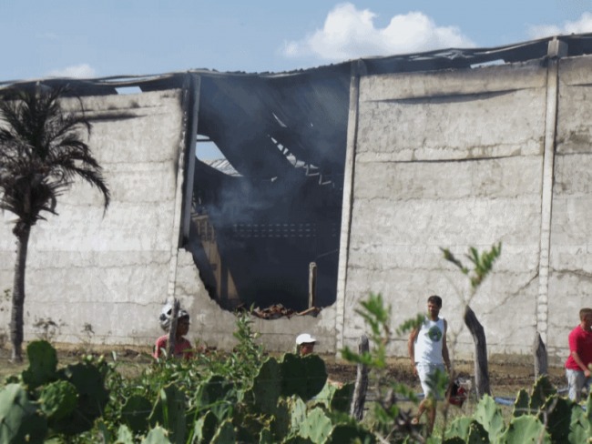 Capim Grosso: Fabrica de estofados pega fogo no Bairro Jos Mendes de Queiroz, veja vdeo