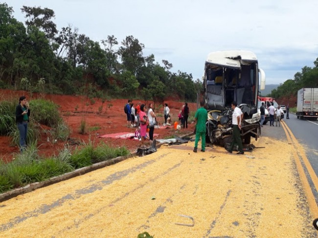 Acidente entre nibus que seguia para Lapa-BA e carreta deixa 18 feridos em Minas. 