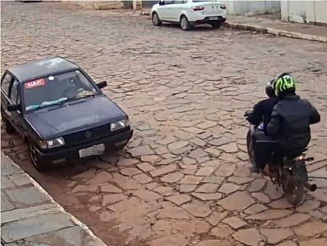 Dupla da motocicleta aterroriza Livramento-BA e regio portando arma de fogo.