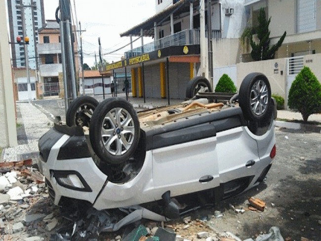 Manobrista confunde pedais de carro, derruba parede de estacionamento e veculo cai de altura de 10 metros na Bahia