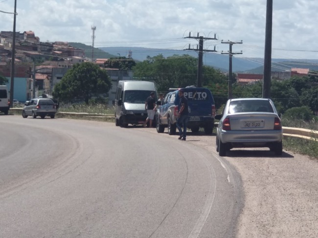 Motorista desmaia e van com passageiros colide em guardrail na BR-324 em Jacobina 