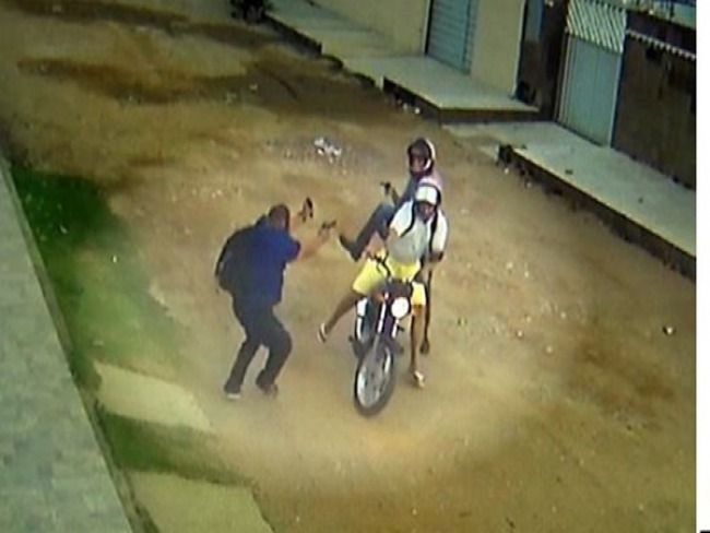 VDEO: Policial reage a assalto, mata bandido e deixa outro ferido ao sair correndo. 