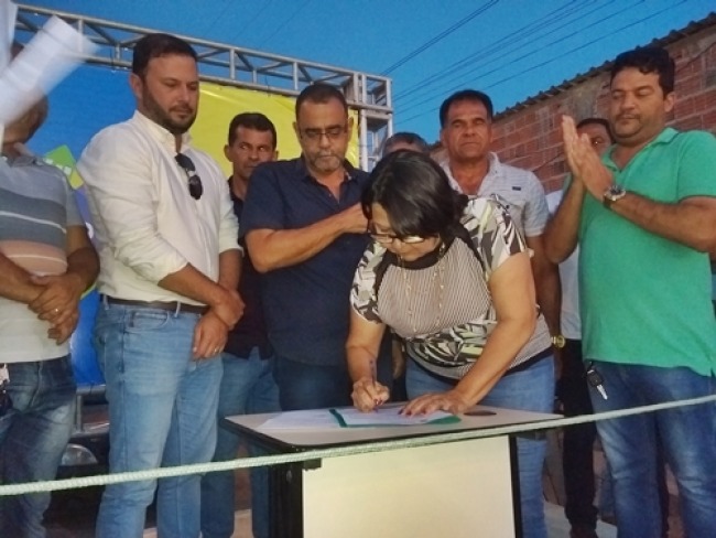 Capim Grosso: Prefeita Lydia Pinheiro assina ordem de servio para calamento do Bairro Planaltino