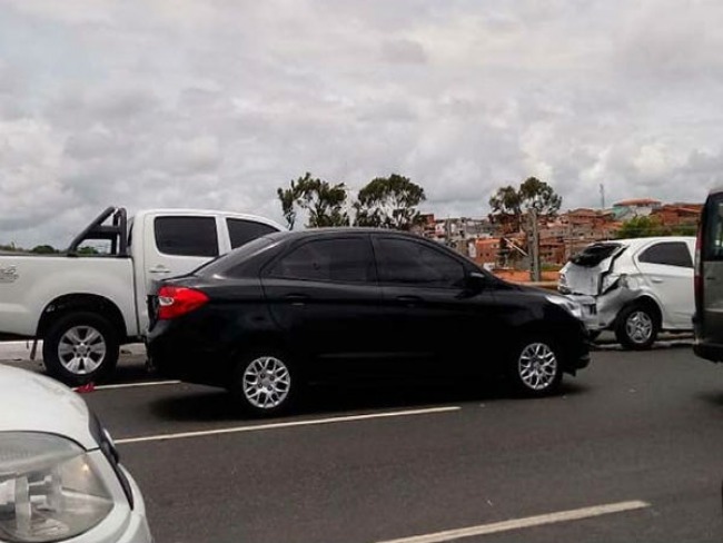 Acidente envolvendo trs veculos deixa trnsito congestionado na Av. Paralela