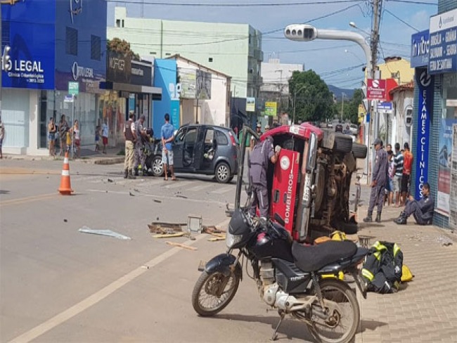 Barreiras: Viatura dos bombeiros  atingida por carro em cruzamento, tomba e trs pessoas ficam feridas