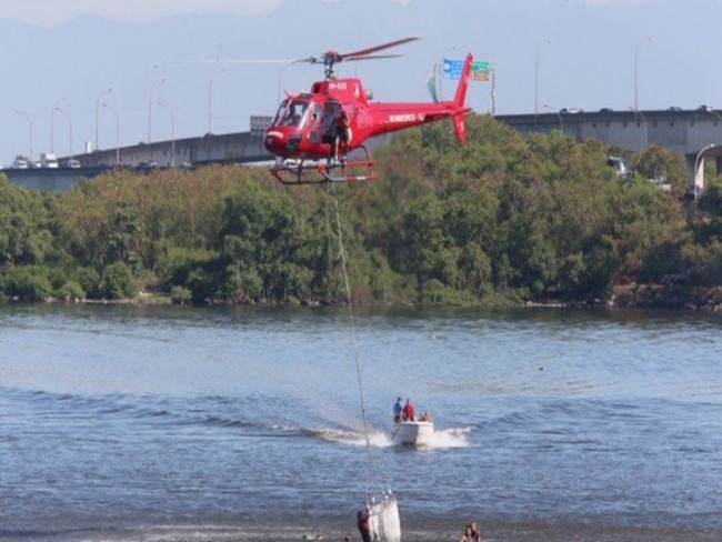 Helicptero da Polcia Militar cai no mar, no Rio de Janeiro