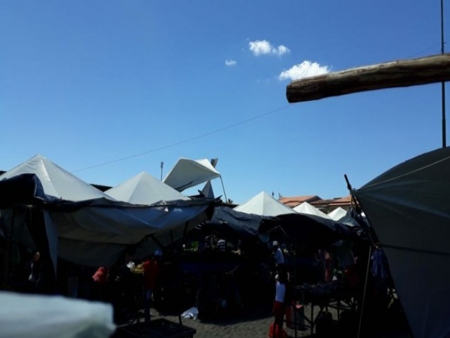 Redemoinho joga toldo que cobre as barracas encima do barraco da feira em Tapiramut-BA. 