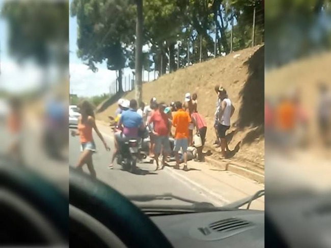 Acidente com moto deixa mulher gravemente ferida em Simes Filho