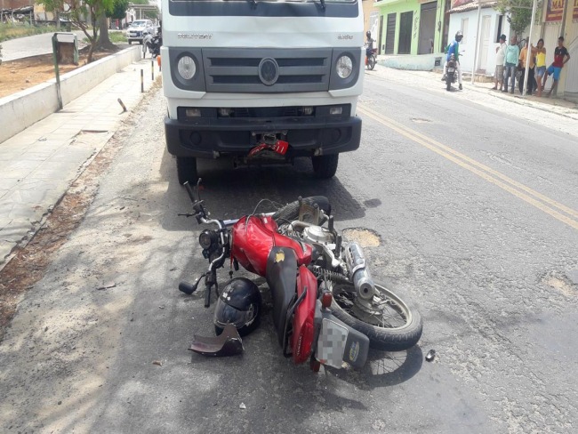 Jacobina: Acidente envolvendo moto e caminho deixa homem ferido no bairro Catuaba