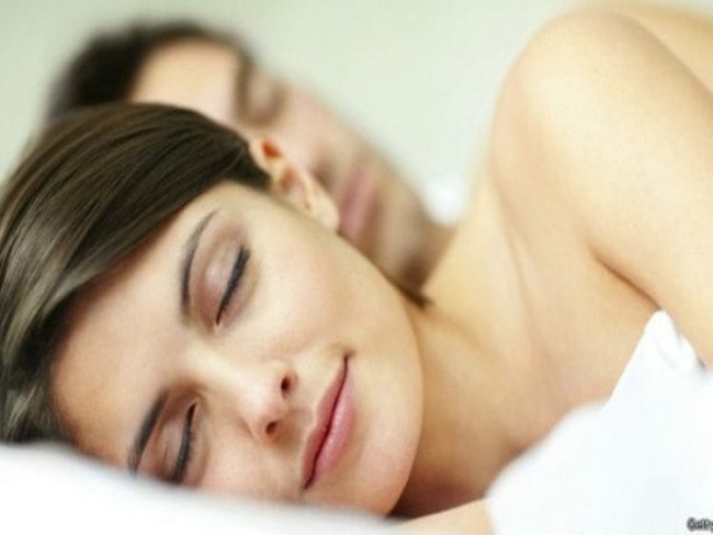 Conhea quatro benefcios para a sade de se dormir nu
