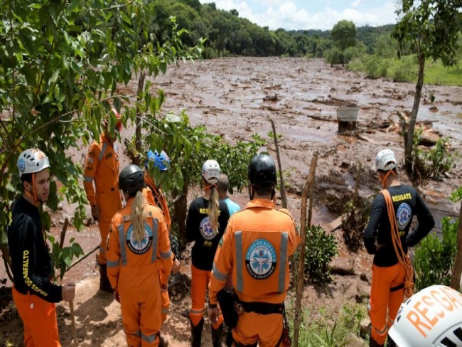 Oito dos 34 mortos so identificados; buscas por vtimas so interrompidas