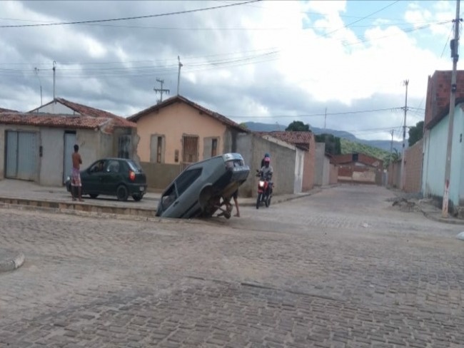 Jacobina: Veculo Passat cai em canal de guas pluviais no bairro Novo Amanhecer 