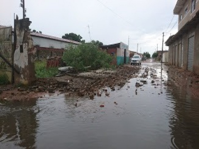 Chuva forte com rajadas de vento em Serrolndia causa desabamento do telhado da garagem municipal