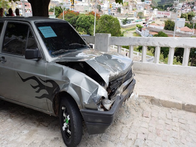 Carro desgovernado em ladeira colide em caminho na sada de Jacobina, sentido Salvador