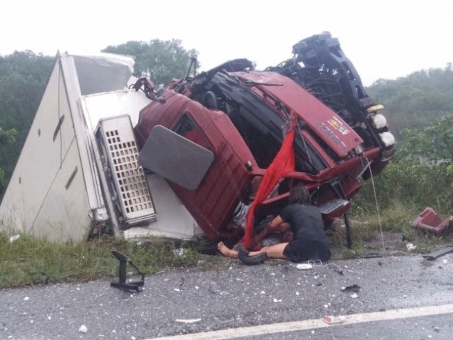 Acidente entre van e caminho deixa vrios mortos na BR-402