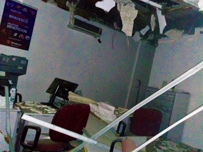 Dois mortos aps troca de tiros com a PM e exploso de banco no sul baiano