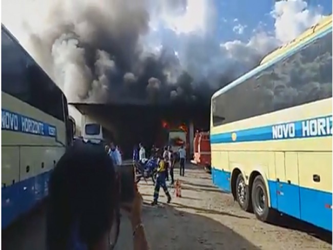 VDEO: nibus pega fogo na garagem da Novo Horizonte em Conquista-BA. 