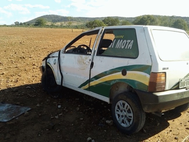 Carro da Equipe Regi Mota capota na zona rural de Santaluz 