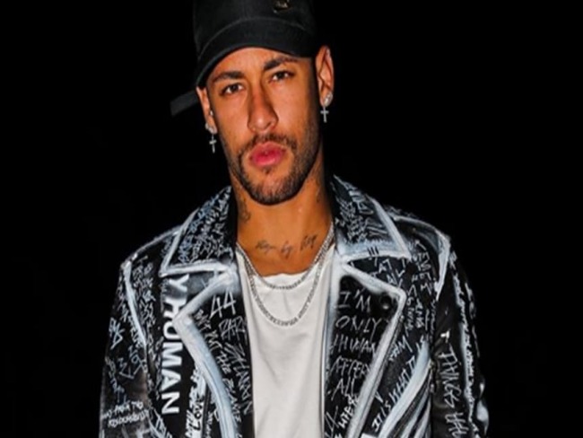 Suposta nova namorada de Neymar aparece coladinha com ele na festa; assista