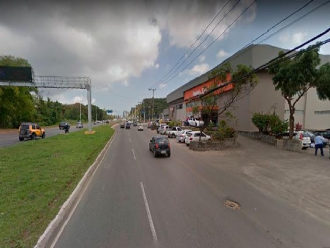 Coliso entre carro e moto deixa um ferido na avenida Paralela
