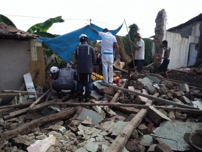 Homem fica ferido aps casa desabar na Bahia; imvel ficou destrudo