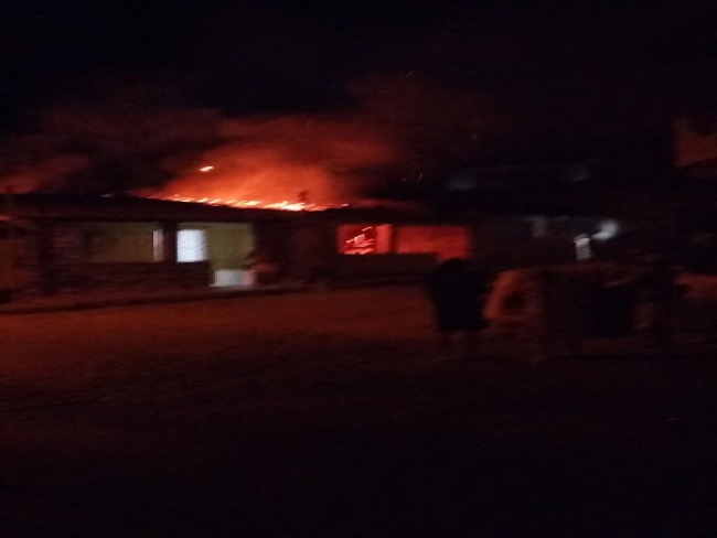 Casa  destruda pelo fogo em Mairi-BA, veja vdeo